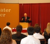 Marlin Fitzwater visits student reporters